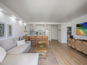 Living area - Renovated Clean 1bdrm @ Waikiki Sunset (Honolulu)