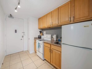 Private kitchen - Studio with Full Kitchen at Ilikai Marina (Honolulu)