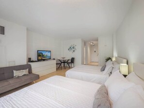 Room - Studio with Full Kitchen at Ilikai Marina (Honolulu)