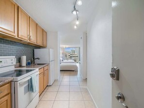 Private kitchen - Studio with Full Kitchen at Ilikai Marina (Honolulu)