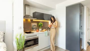 Classic Studio, Non Smoking | Private kitchen | Mini-fridge, oven, stovetop