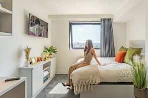 Studio phong cách cổ điển, không hút thuốc | Bàn, khu vực làm việc phù hợp cho laptop 