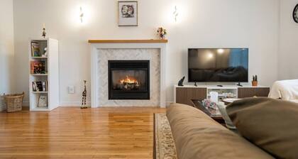 Bright Cozy Cottage in the Heart of Dartmouth