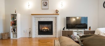 Bright Cozy Cottage in the Heart of Dartmouth