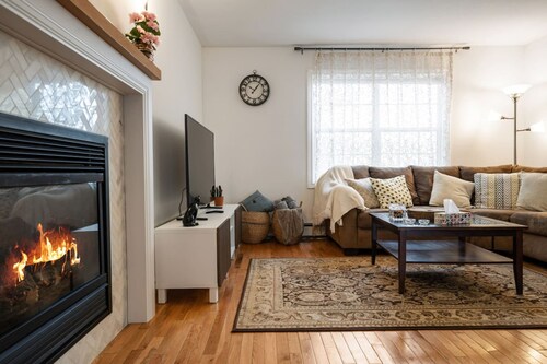 Bright Cozy Cottage in the Heart of Dartmouth