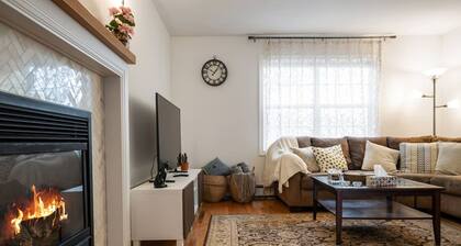 Bright Cozy Cottage in the Heart of Dartmouth