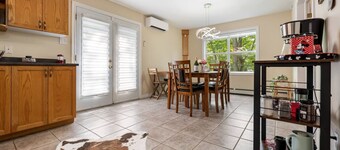 Bright Cozy Cottage in the Heart of Dartmouth