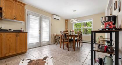 Bright Cozy Cottage in the Heart of Dartmouth