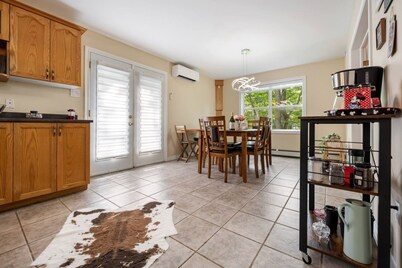 Bright Cozy Cottage in the Heart of Dartmouth