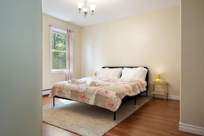 House - Bright Cozy Cottage in the Heart of Dartmouth (Dartmouth)