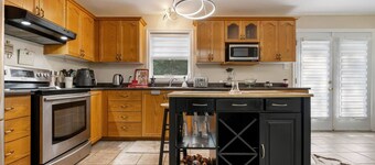 Bright Cozy Cottage in the Heart of Dartmouth