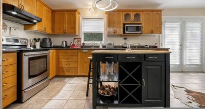 Bright Cozy Cottage in the Heart of Dartmouth