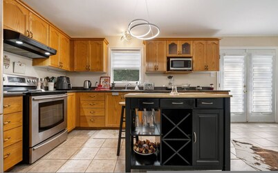 Bright Cozy Cottage in the Heart of Dartmouth