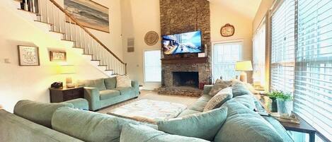 Een televisie en een open haard