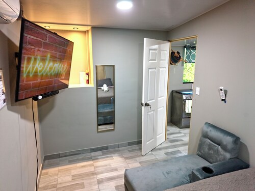 Modern & Cozy 1-Bedroom Apartment in San Salvador AC, Hot Water
