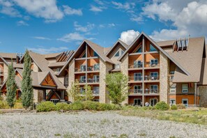 Exterior - Perfect Rockies Escape with Pool, Hot Tub and Gym (Canmore)