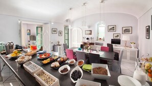 Una cocina moderna con comedor, que ofrece un bufé de desayuno con diversos alimentos y bebidas.