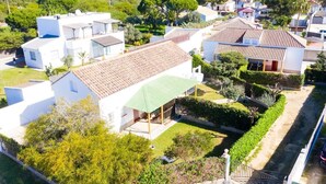 Un barrio residencial con casas modernas, un porche cubierto y un jardín bien cuidado.