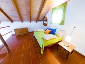 Tabla de planchar con plancha, wifi y ropa de cama 