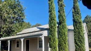 A small, single-story house with a porch and a metal roof. - Country cottage in the heart of the Yarra Valley (Seville)