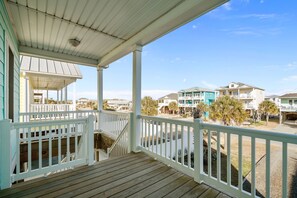 Property grounds - Beach Music: 4 Bedroom Beach Rental in Oak Island, Sleeps 9 (Oak Island)