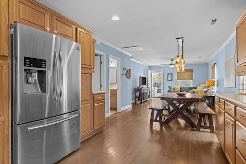 BFCT21 Broad Street Living - Private enclosed yard, and located downtown