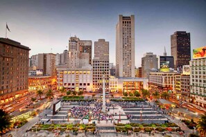 A cityscape with a central plaza, tall buildings, and a statue. - Bposhtels San Francisco (San Francisco)