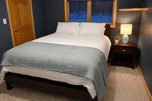 Iron/ironing board, travel cot, free WiFi, bed sheets - Duluth Cozy Retreat Near Trails & Golf (Duluth)