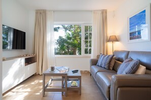 TV - Lanzahost “Casa Banana” bungalow on Playa Bastian (Costa Teguise)