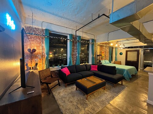 Urban Forge Loft! Walk to Beale St, Fed Ex Forum, The Peabody, etc. Free parking