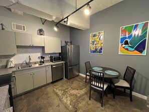 雪櫃、微波爐、焗爐、爐具