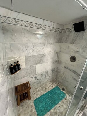 Dusche, Haartrockner, Handtücher, Seife