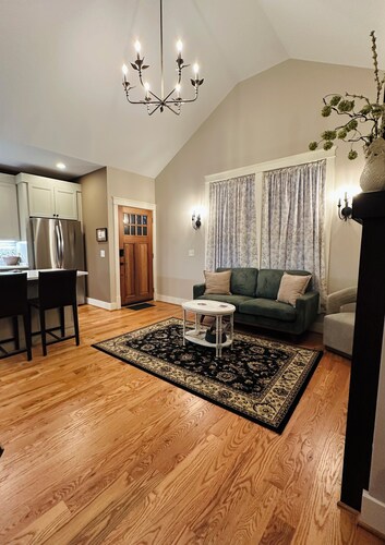 Brand New Cottage only a two minute walk to The Square and the Shops of Downtown