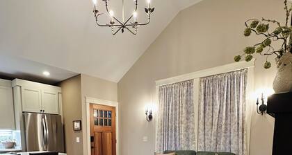 Brand New Cottage only a two minute walk to The Square and the Shops of Downtown