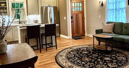 Brand New Cottage only a two minute walk to The Square and the Shops of Downtown