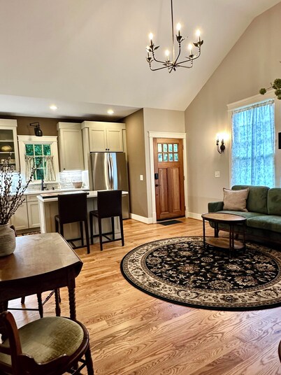 Brand New Cottage only a two minute walk to The Square and the Shops of Downtown