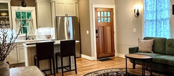 Brand New Cottage only a two minute walk to The Square and the Shops of Downtown