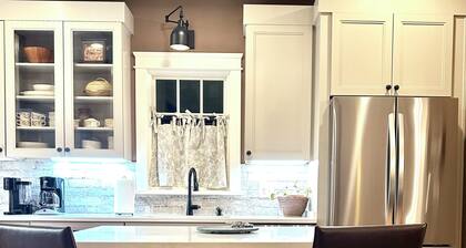Brand New Cottage only a two minute walk to The Square and the Shops of Downtown