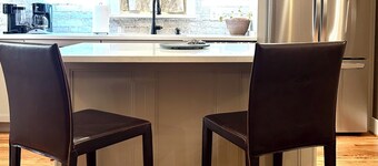 Brand New Cottage only a two minute walk to The Square and the Shops of Downtown