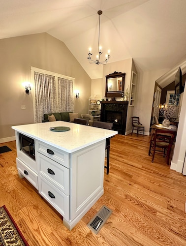 Brand New Cottage only a two minute walk to The Square and the Shops of Downtown