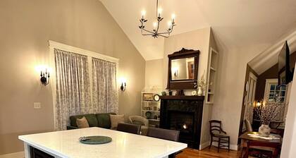 Brand New Cottage only a two minute walk to The Square and the Shops of Downtown