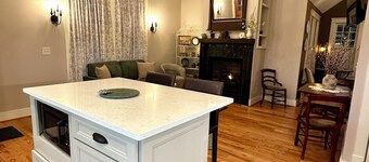 Brand New Cottage only a two minute walk to The Square and the Shops of Downtown