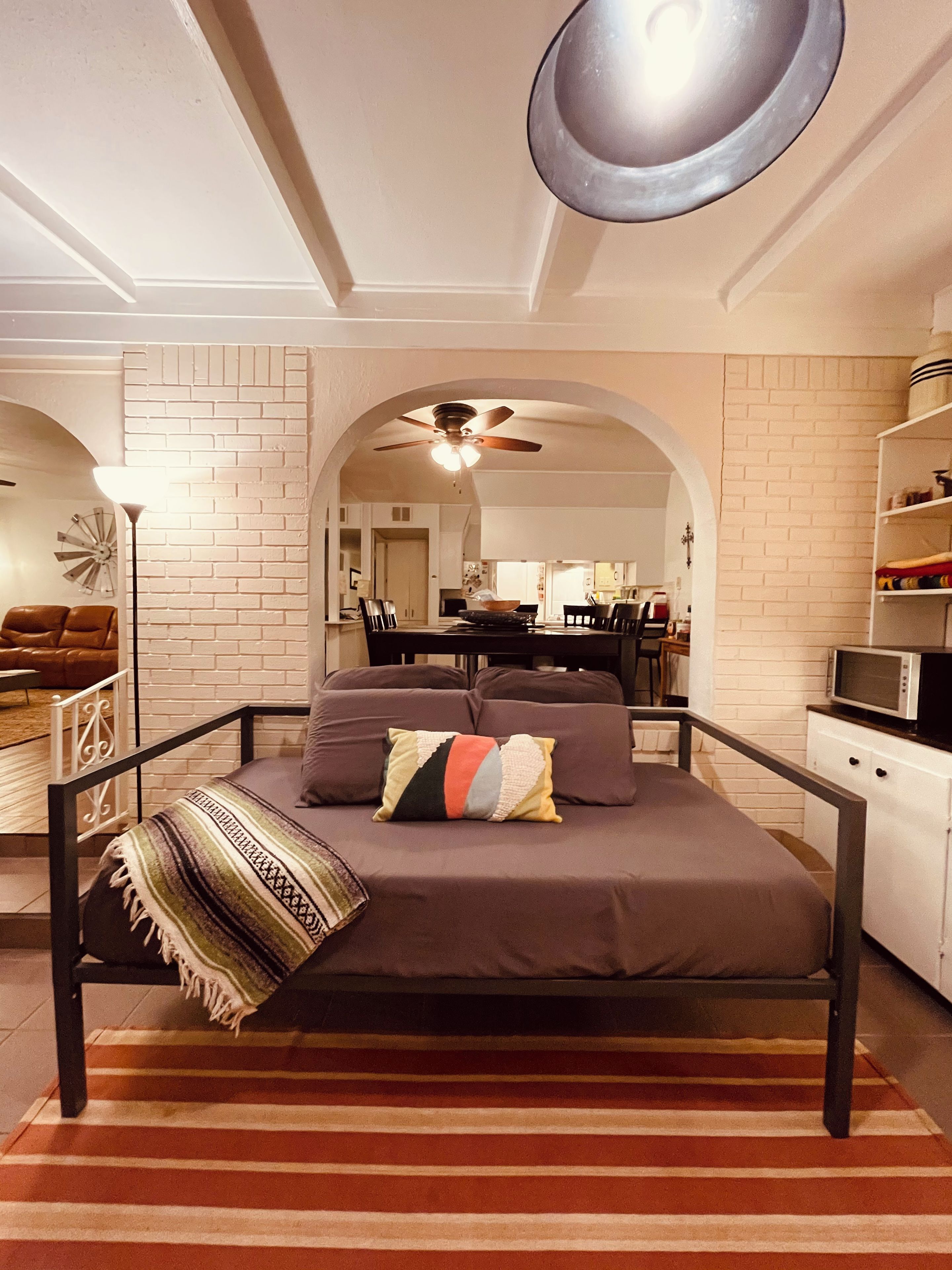 Ein Zimmer mit einem Bett, einem Essbereich und einer Küche.