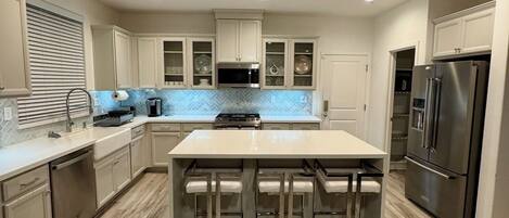 Mikroaaltouuni, uuni, liesi, astianpesukone