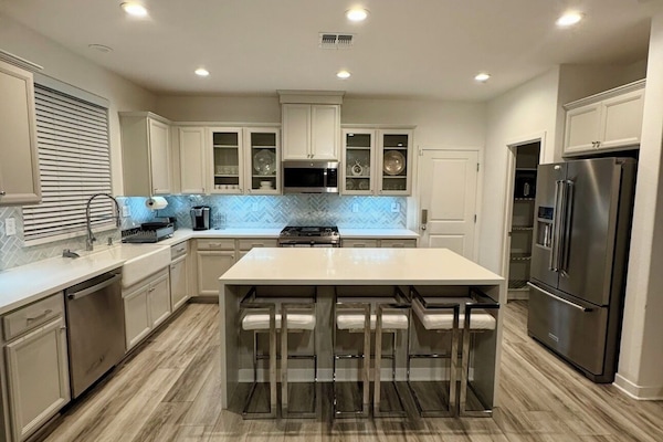 Kjøleskap, mikrobølgeovn, ovn og kokeplater