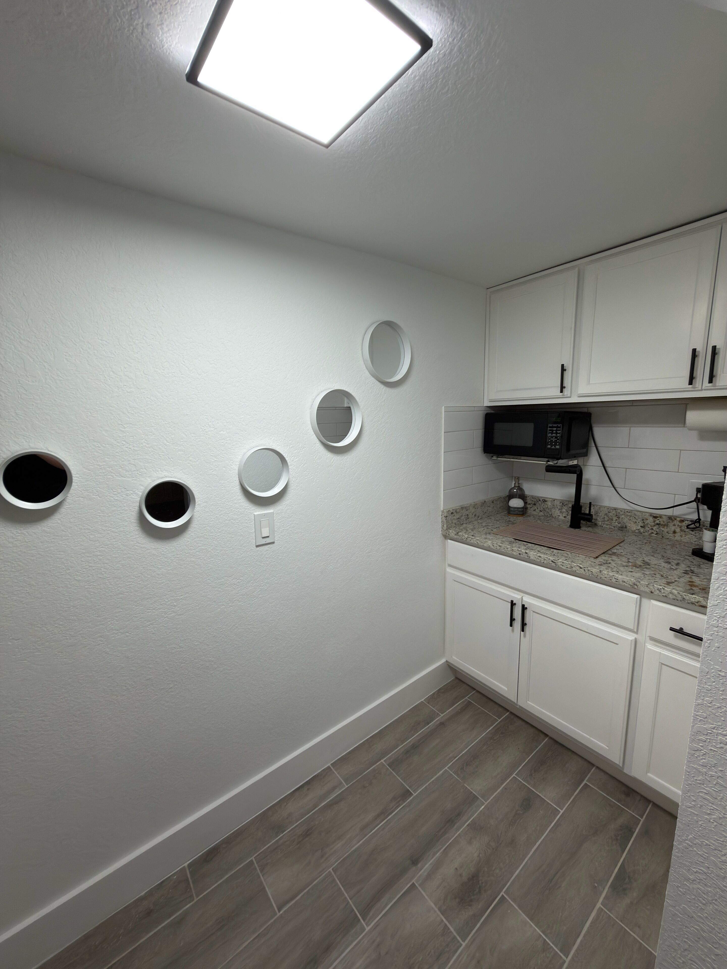 Mikrowelle, Wasserkocher mit Kaffee-/Teezubehör