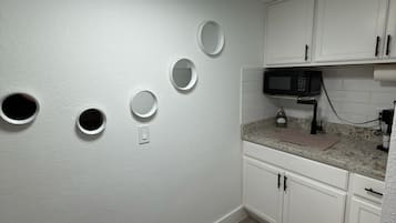 Mikrowelle, Wasserkocher mit Kaffee-/Teezubehör