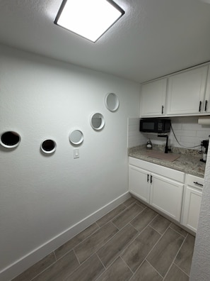 Mikrowelle, Wasserkocher mit Kaffee-/Teezubehör