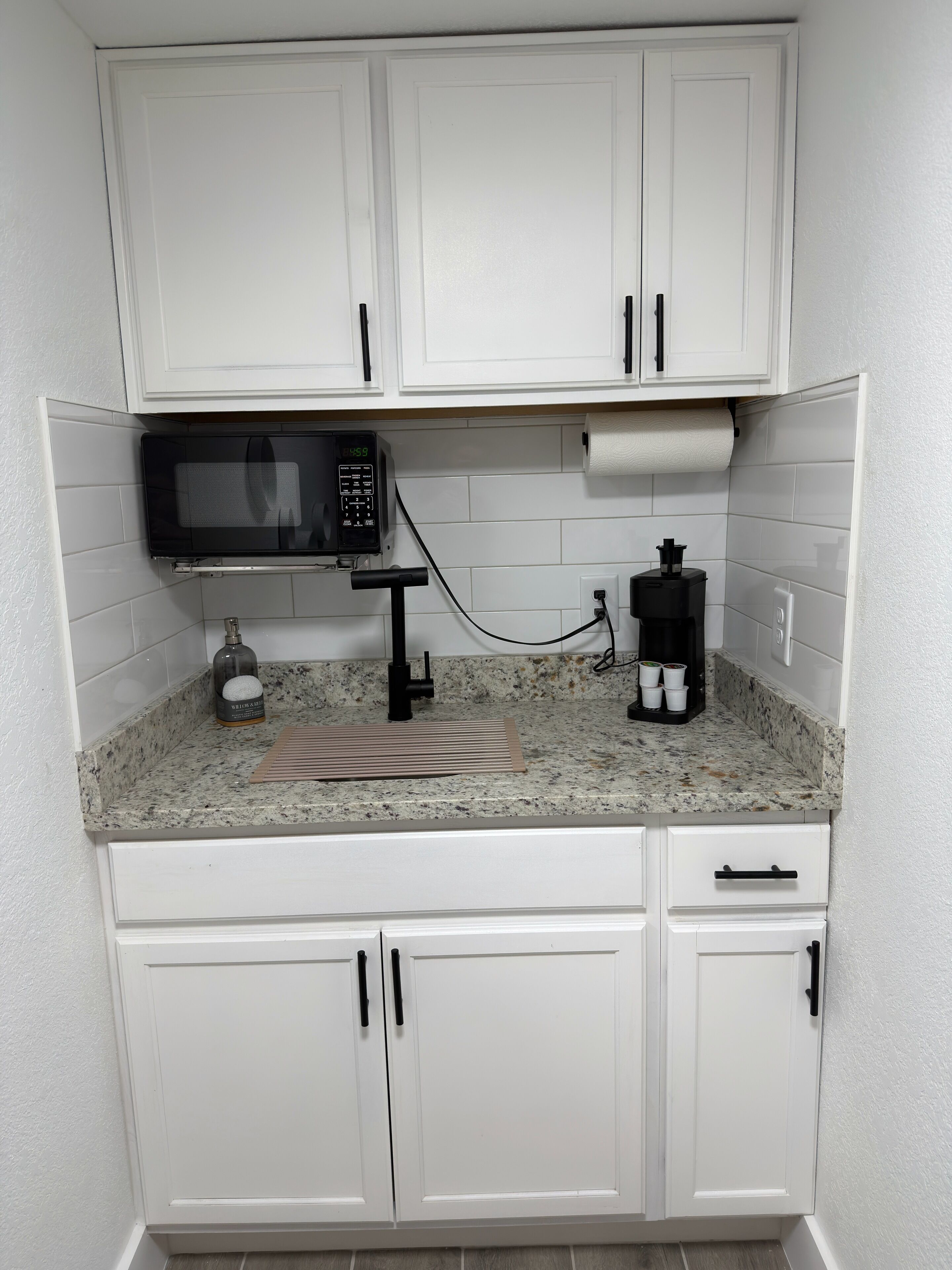 Mikrowelle, Wasserkocher mit Kaffee-/Teezubehör