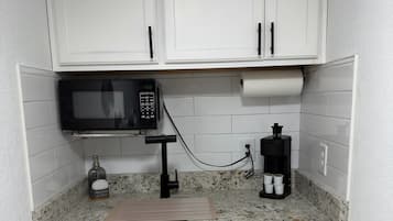 Mikrowelle, Wasserkocher mit Kaffee-/Teezubehör